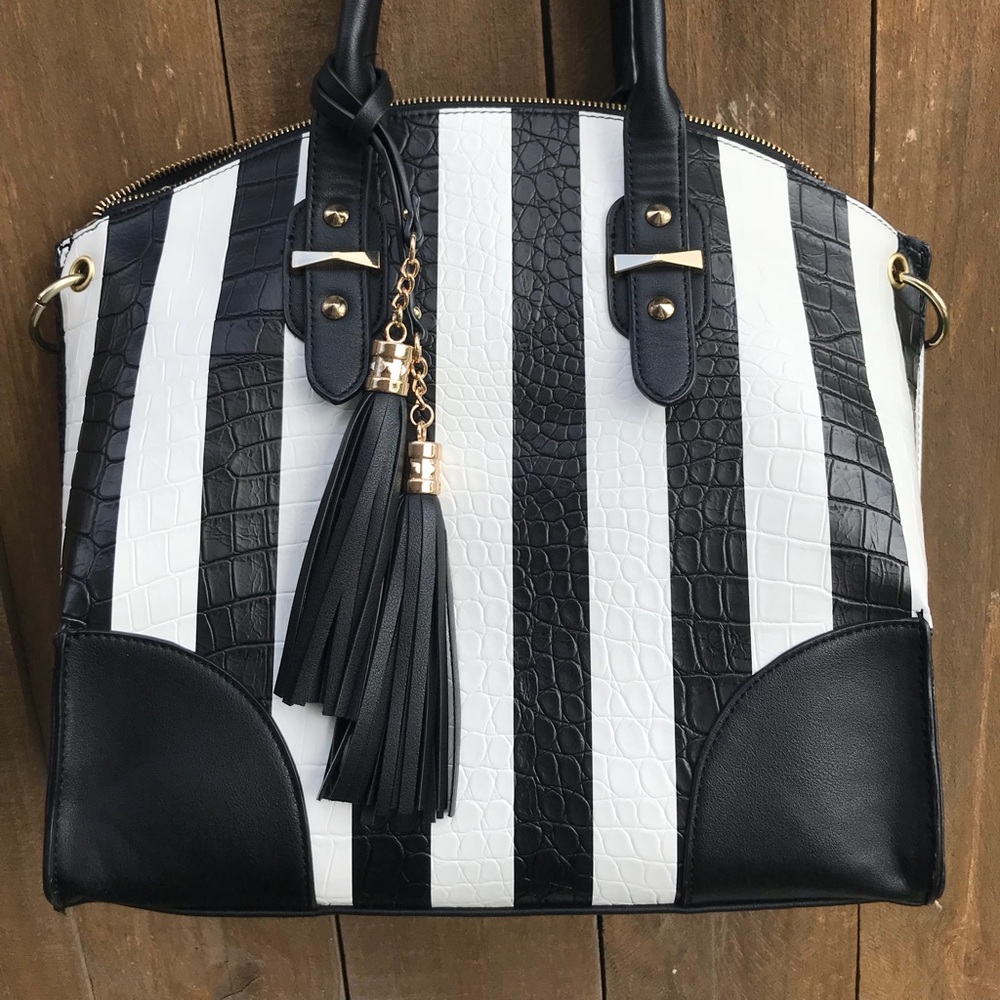 Black & white purse 👜. Large Tote.